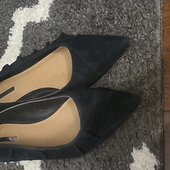 Tahari pioneer black ruffle suede point toe flats sz 9.5 SH82 - Picture 6 of 7